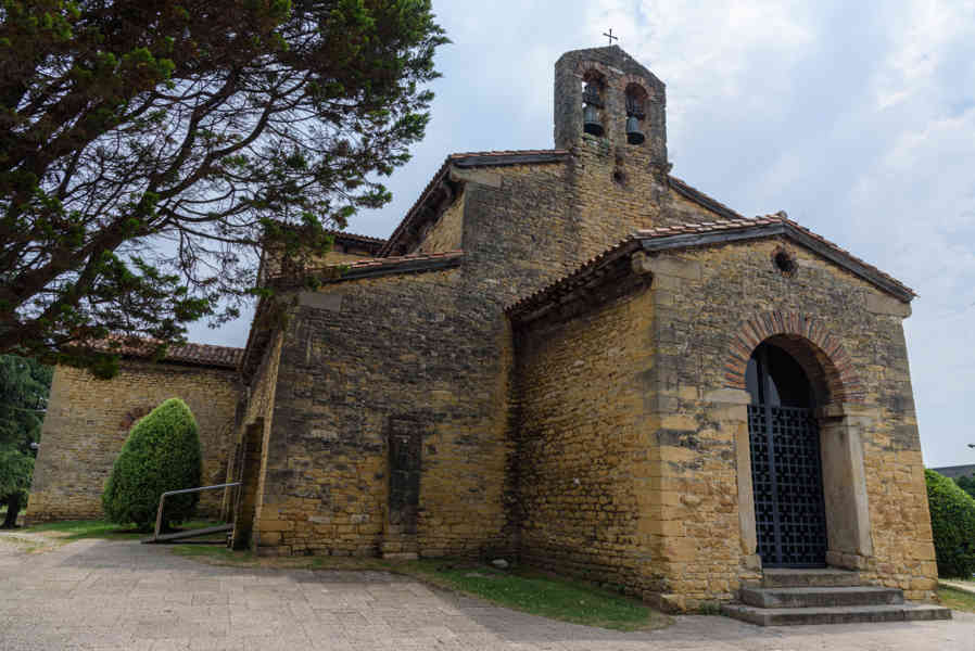 Oviedo 061 - iglesia de San Julián de los Prados.jpg